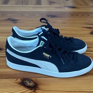 EUC Puma Classic Suede Navy Blue and White Sneakers size 10.5 Men’s